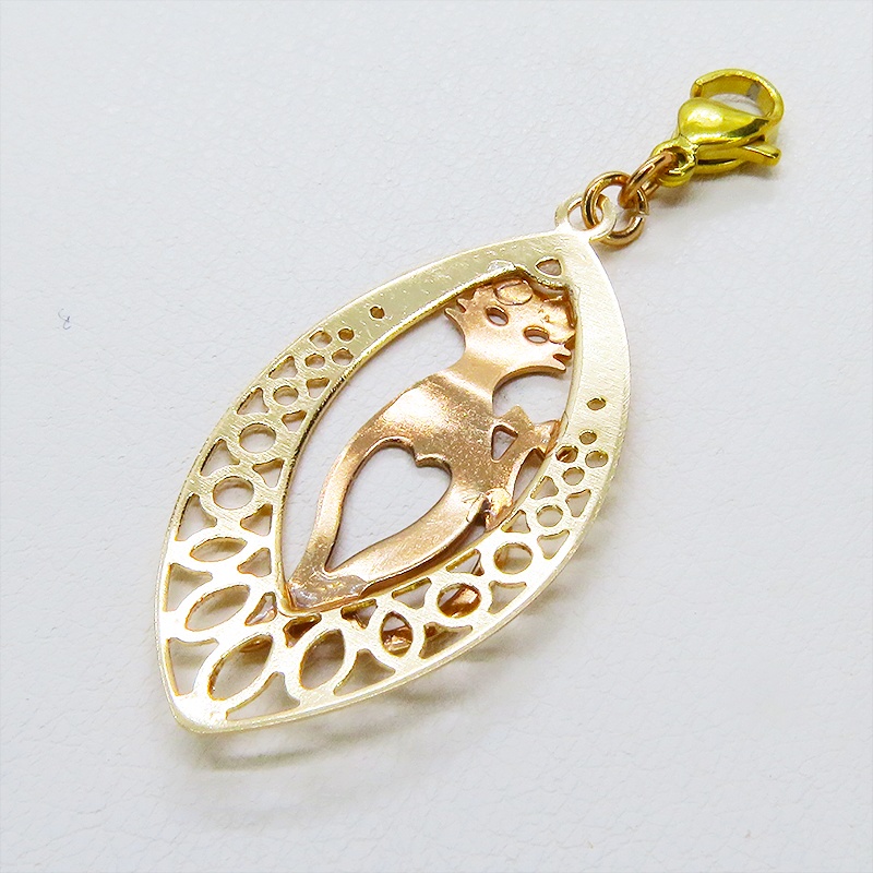 マスク・スマホチャーム マットゴールド 猫シルエットとアラベスク調透かし模様のティアドロップのオリエンタル風チャーム