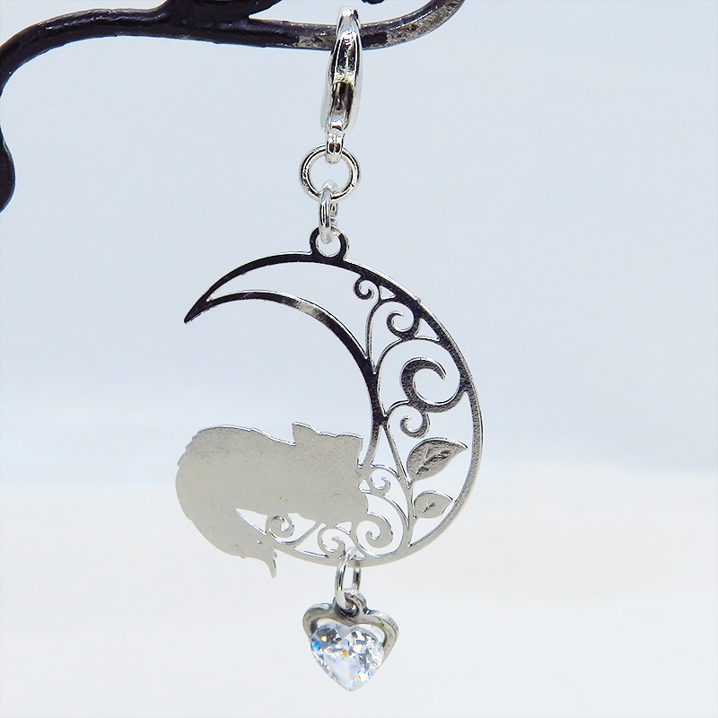 マスク・スマホチャーム シルバーカラー 三日月でくつろぐ猫モチーフとハート型スワロフスキーのチャーム 金具変更可