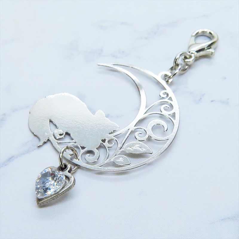 マスク・スマホチャーム シルバーカラー 三日月でくつろぐ猫モチーフとハート型スワロフスキーのチャーム 金具変更可