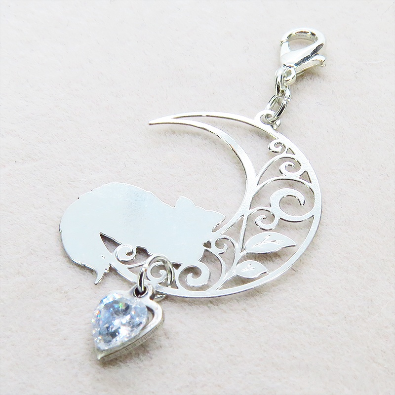 マスク・スマホチャーム シルバーカラー 三日月でくつろぐ猫モチーフとハート型スワロフスキーのチャーム 金具変更可