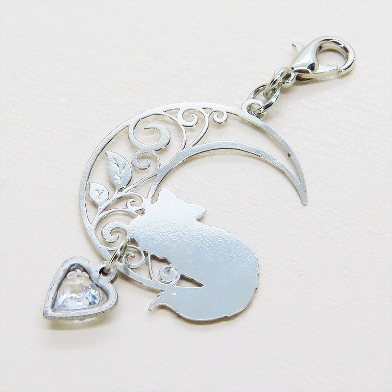 マスク・スマホチャーム シルバーカラー 三日月でくつろぐ猫モチーフとハート型スワロフスキーのチャーム 金具変更可