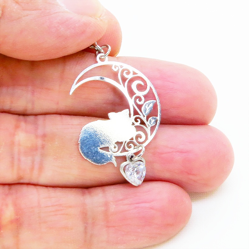 マスク・スマホチャーム シルバーカラー 三日月でくつろぐ猫モチーフとハート型スワロフスキーのチャーム 金具変更可