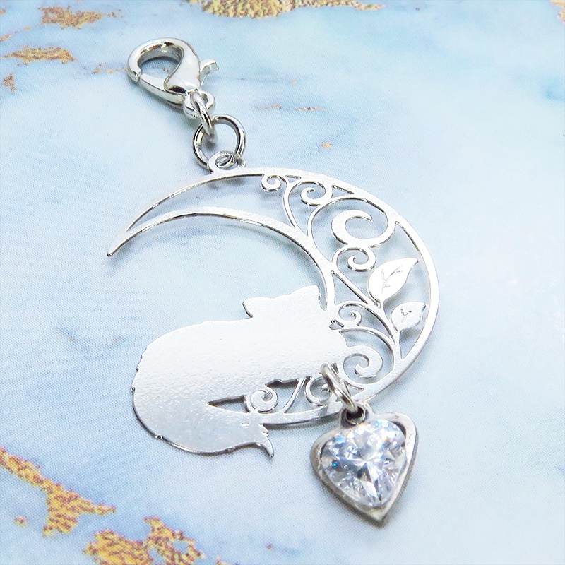 マスク・スマホチャーム シルバーカラー 三日月でくつろぐ猫モチーフとハート型スワロフスキーのチャーム 金具変更可