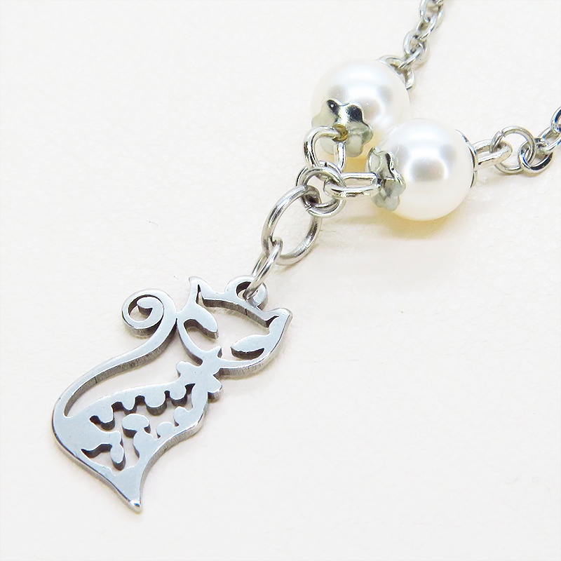 ステンレス 猫シルエットチャームとスワロフスキー・パール(クリスタルホワイト)のネックレス 長さ調整可