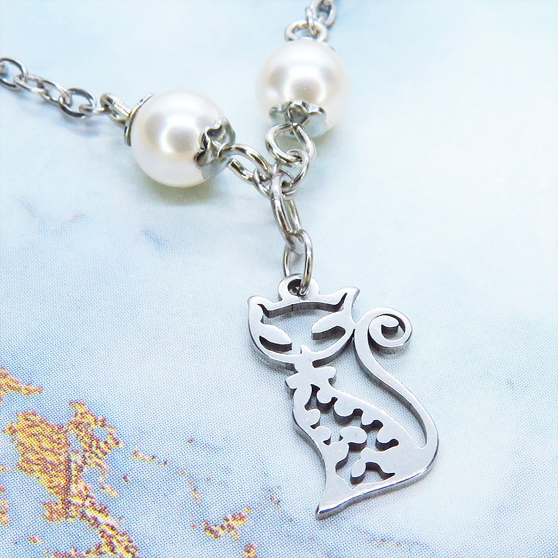 ステンレス 猫シルエットチャームとスワロフスキー・パール(クリスタルホワイト)のネックレス 長さ調整可