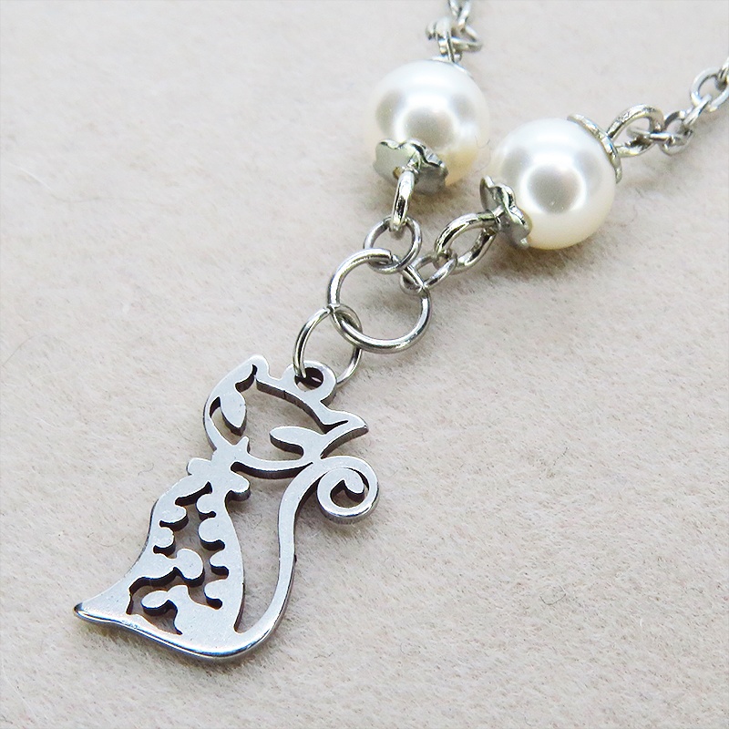 ステンレス 猫シルエットチャームとスワロフスキー・パール(クリスタルホワイト)のネックレス 長さ調整可
