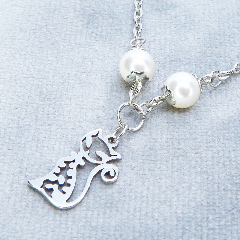 ステンレス 猫シルエットチャームとスワロフスキー・パール(クリスタルホワイト)のネックレス 長さ調整可