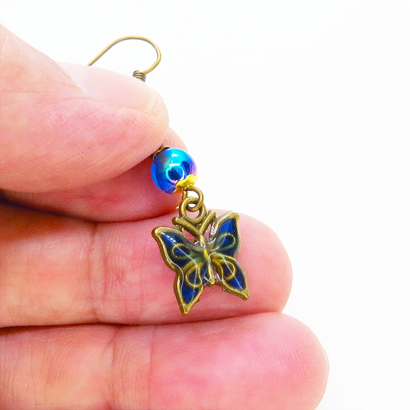 アンティークゴールド ブルーレジンの羽が美しい蝶のピアス マリンブルービーズ