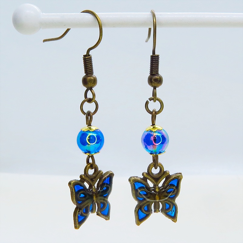 アンティークゴールド ブルーレジンの羽が美しい蝶のピアス マリンブルービーズ