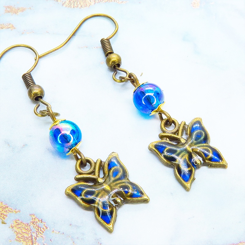アンティークゴールド ブルーレジンの羽が美しい蝶のピアス マリンブルービーズ