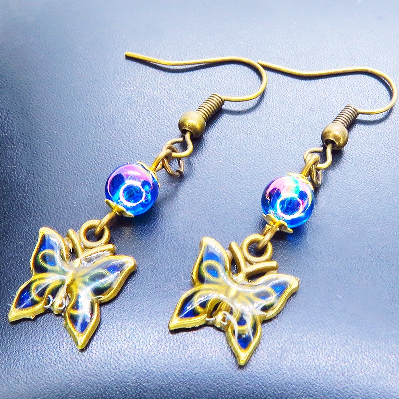 アンティークゴールド ブルーレジンの羽が美しい蝶のピアス マリンブルービーズ