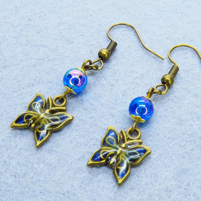 アンティークゴールド ブルーレジンの羽が美しい蝶のピアス マリンブルービーズ