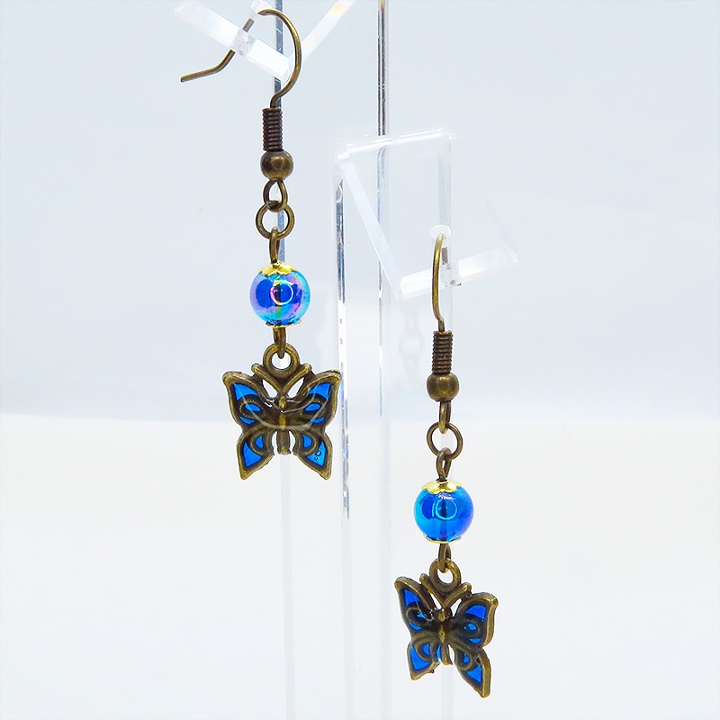 アンティークゴールド ブルーレジンの羽が美しい蝶のピアス マリンブルービーズ