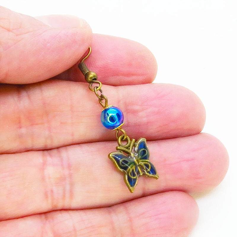 アンティークゴールド ブルーレジンの羽が美しい蝶のピアス マリンブルービーズ