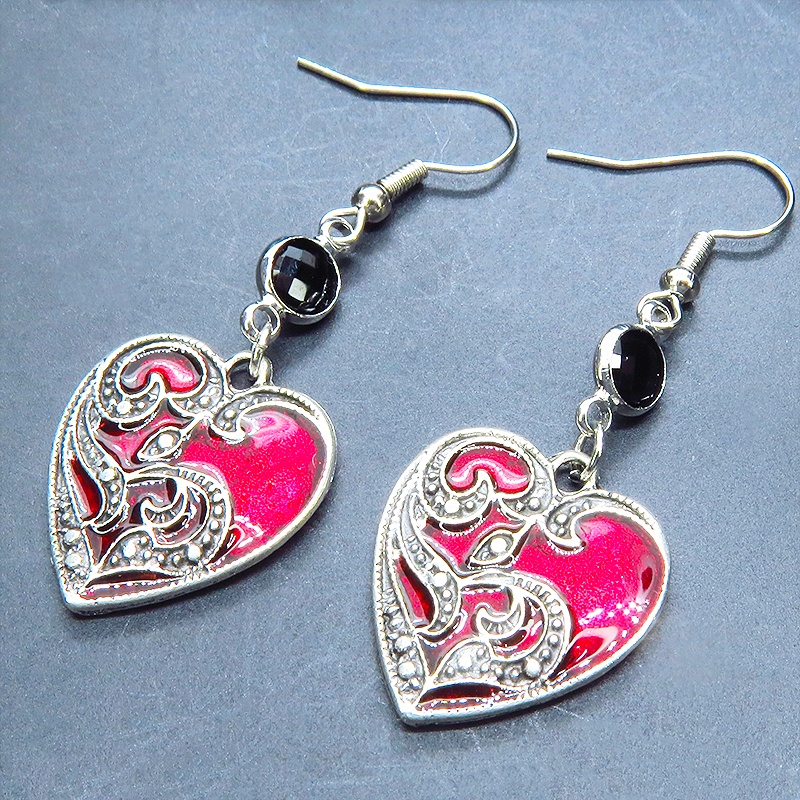 アンティークシルバー ゴシック調クリムゾンレッドのハートのピアス ラインストーンブラック サージカル可