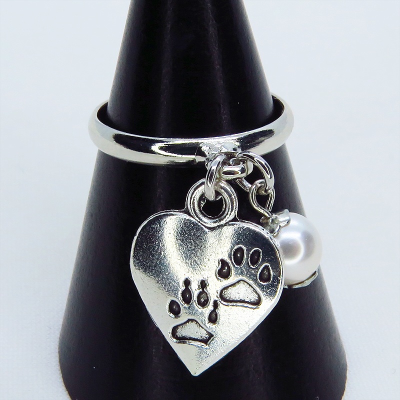 シルバーカラー 肉球刻印のハートモチーフとスワロフスキーパールのリング フリーサイズ ONESIZE 猫 犬