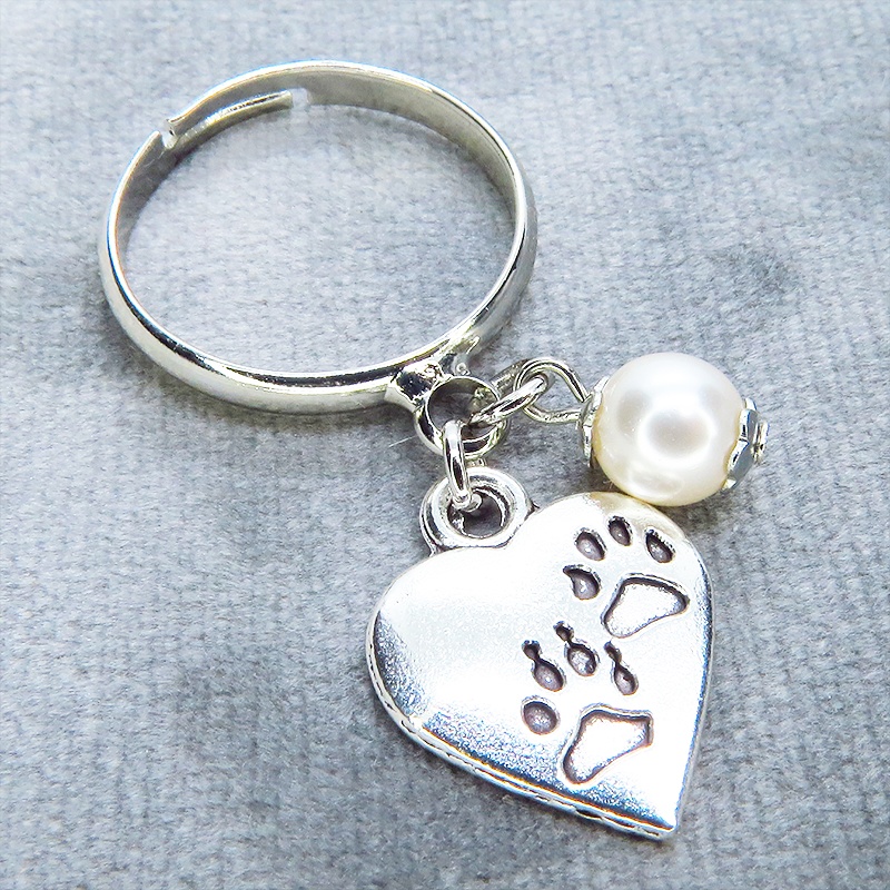 シルバーカラー 肉球刻印のハートモチーフとスワロフスキーパールのリング フリーサイズ ONESIZE 猫 犬
