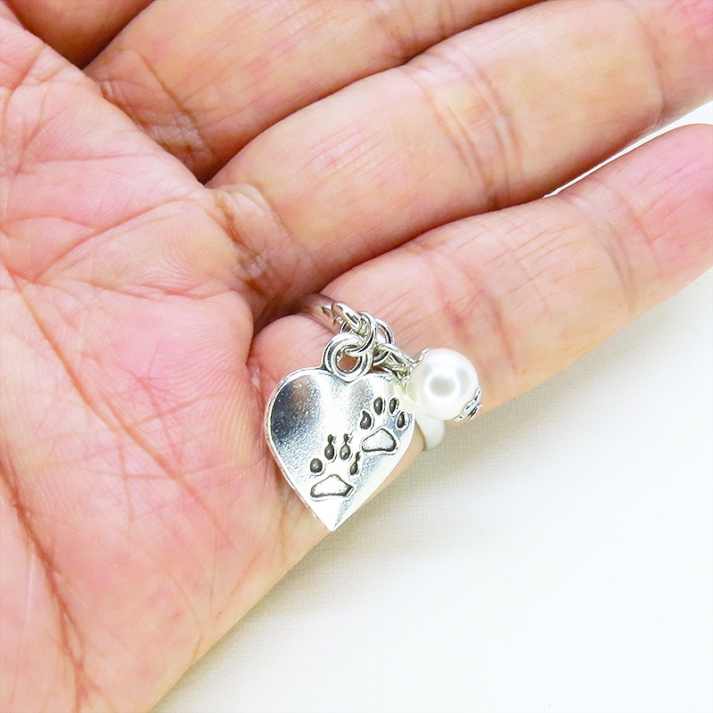 シルバーカラー 肉球刻印のハートモチーフとスワロフスキーパールのリング フリーサイズ ONESIZE 猫 犬