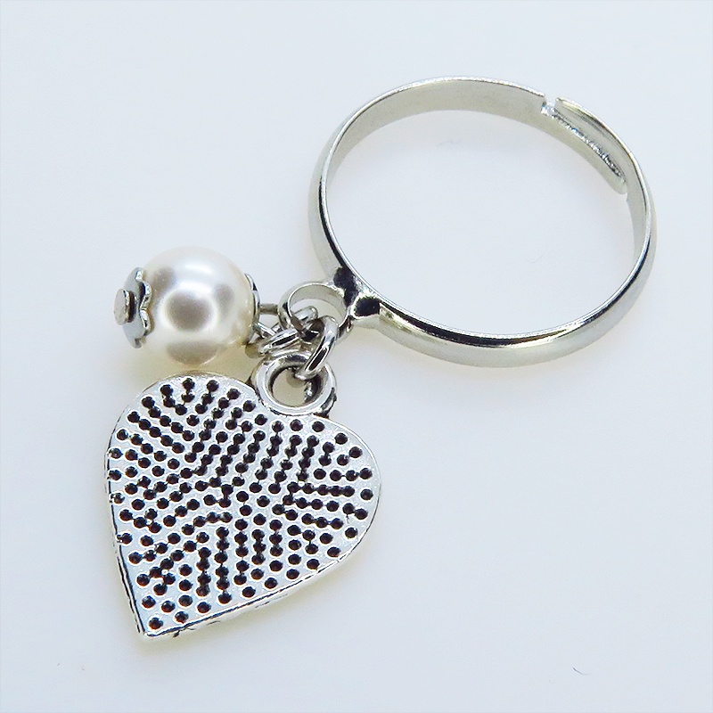 シルバーカラー 肉球刻印のハートモチーフとスワロフスキーパールのリング フリーサイズ ONESIZE 猫 犬