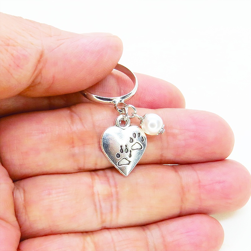 シルバーカラー 肉球刻印のハートモチーフとスワロフスキーパールのリング フリーサイズ ONESIZE 猫 犬