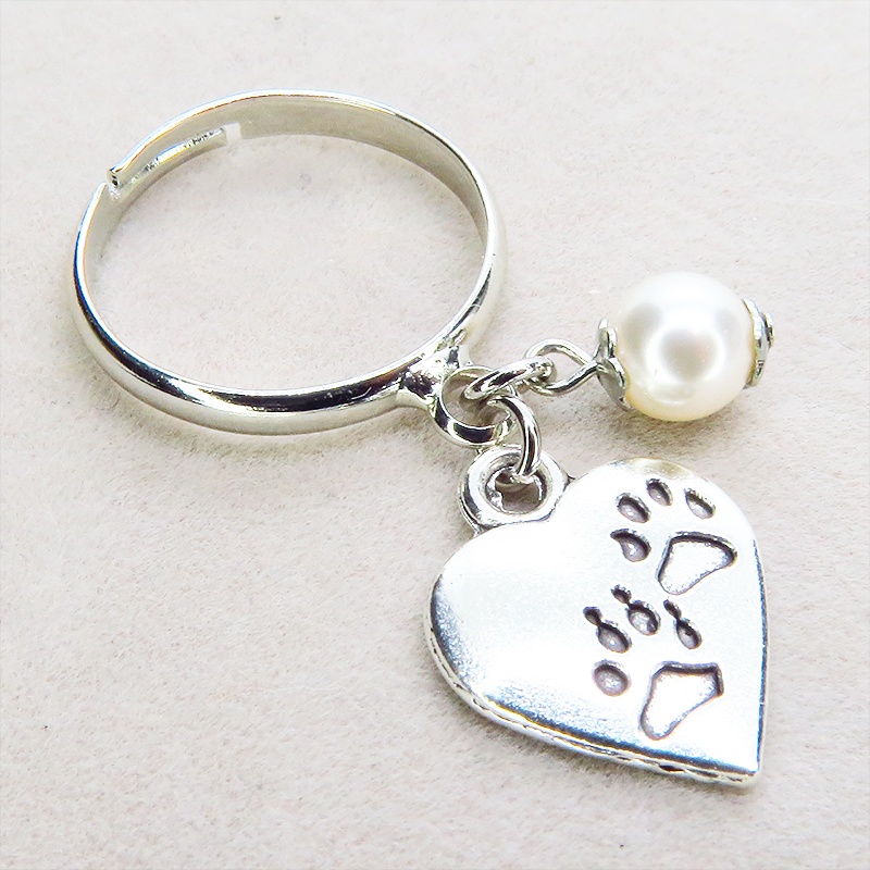 シルバーカラー 肉球刻印のハートモチーフとスワロフスキーパールのリング フリーサイズ ONESIZE 猫 犬