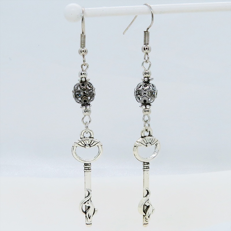 アンティークシルバー 猫が座る鍵モチーフのロングピアス ブラックメタルビーズ ラインストーン サージカル可