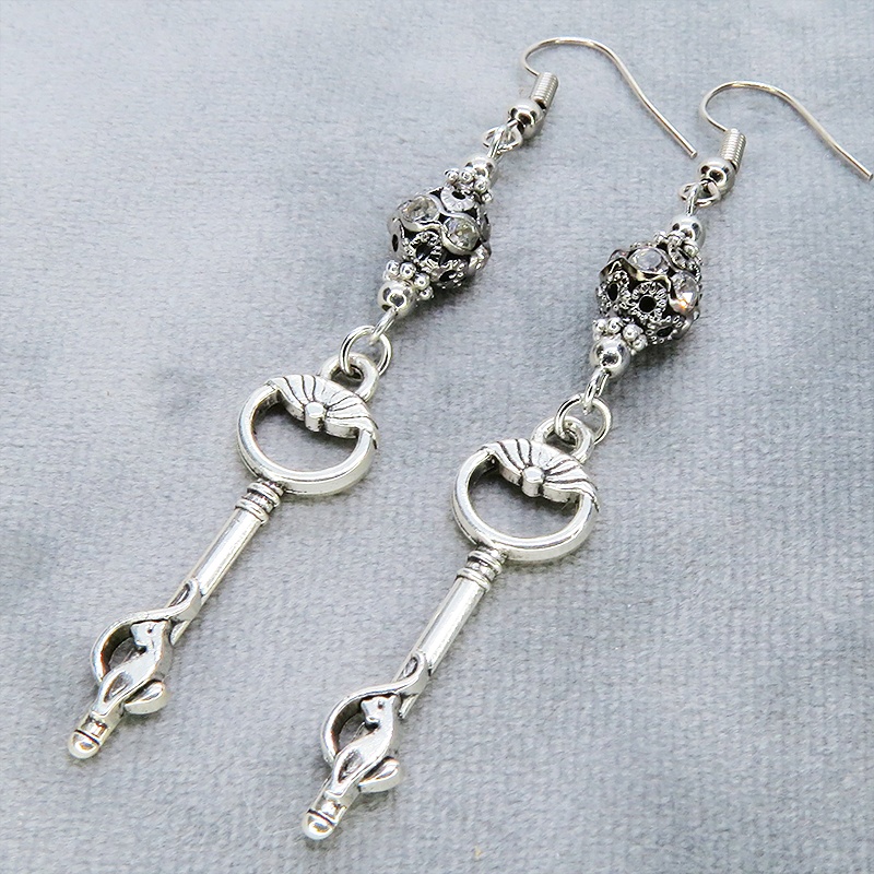 アンティークシルバー 猫が座る鍵モチーフのロングピアス ブラックメタルビーズ ラインストーン サージカル可