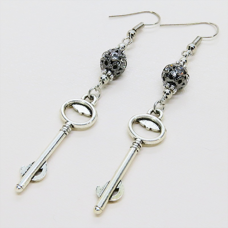 アンティークシルバー 猫が座る鍵モチーフのロングピアス ブラックメタルビーズ ラインストーン サージカル可