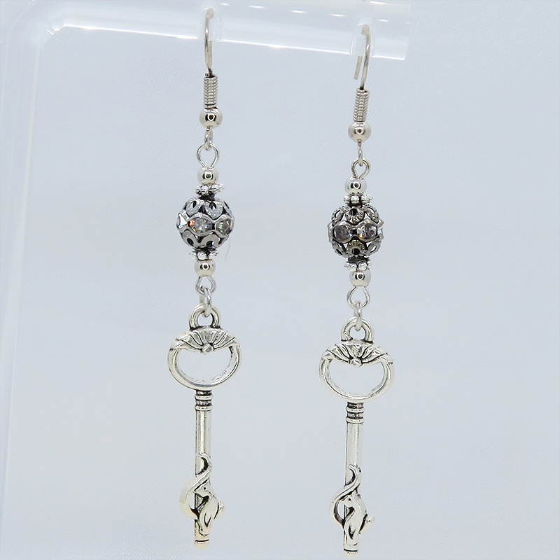 アンティークシルバー 猫が座る鍵モチーフのロングピアス ブラックメタルビーズ ラインストーン サージカル可