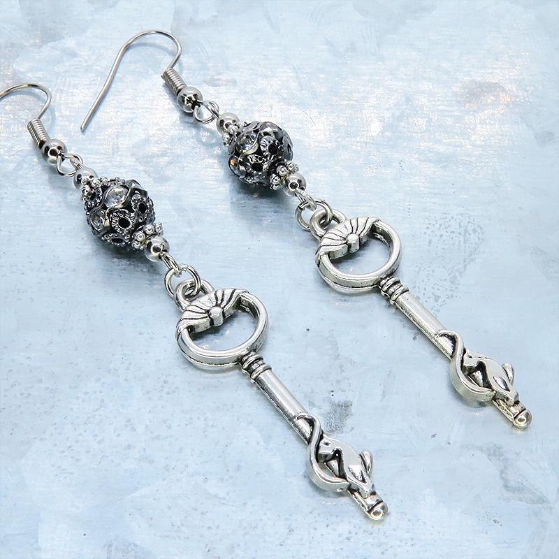 アンティークシルバー 猫が座る鍵モチーフのロングピアス ブラックメタルビーズ ラインストーン サージカル可