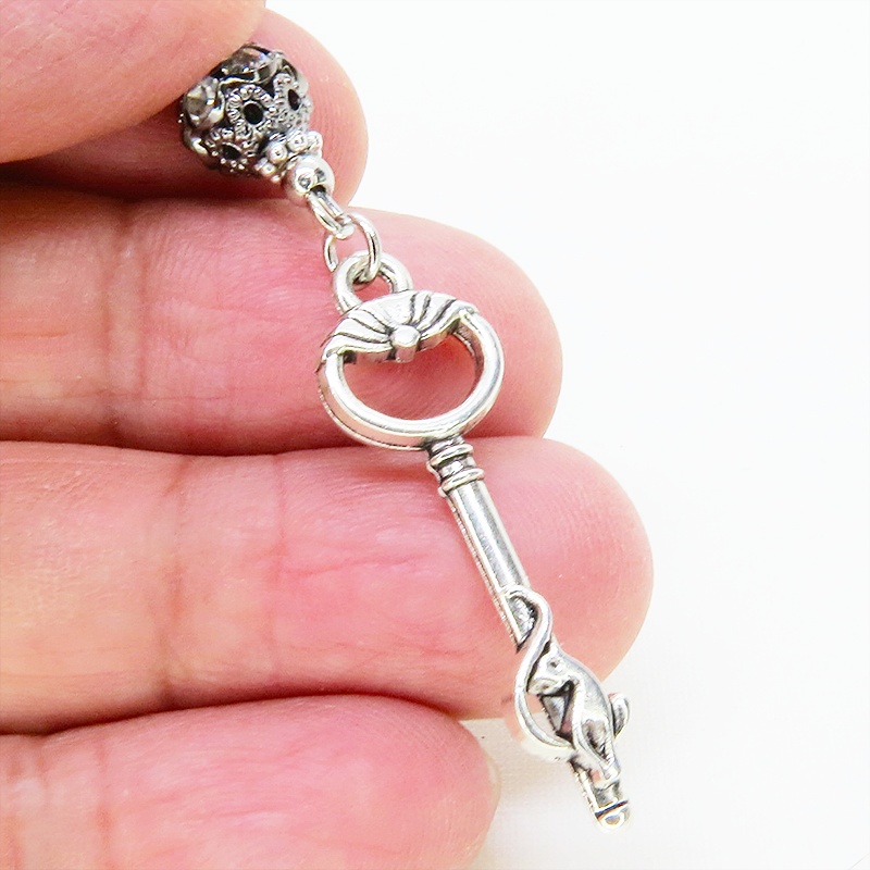 アンティークシルバー 猫が座る鍵モチーフのロングピアス ブラックメタルビーズ ラインストーン サージカル可