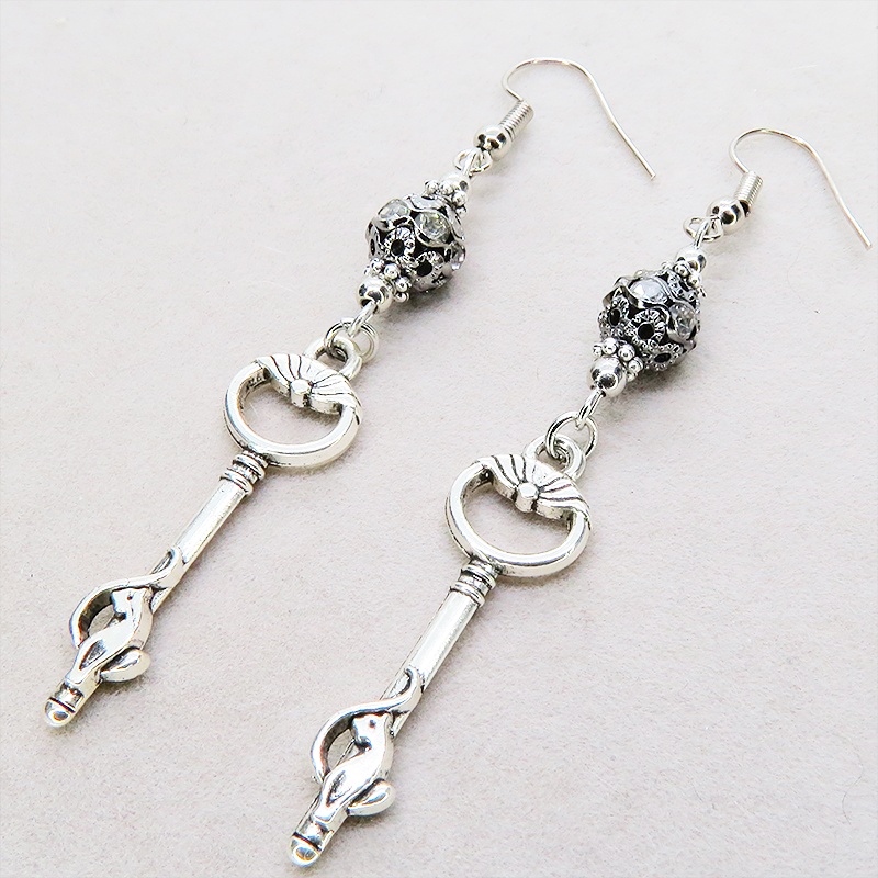 アンティークシルバー 猫が座る鍵モチーフのロングピアス ブラックメタルビーズ ラインストーン サージカル可