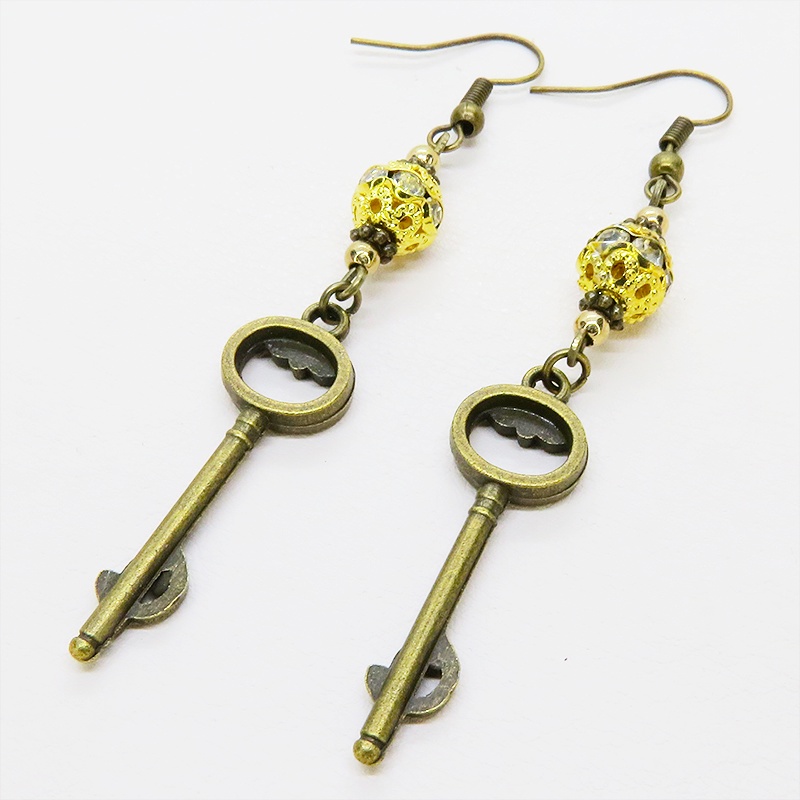 アンティークゴールド 猫が座る鍵モチーフのロングピアス ゴールドメタルビーズ ラインストーン