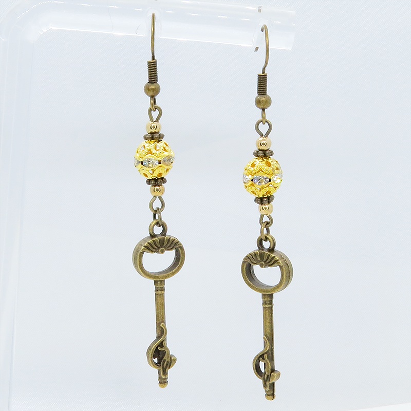 アンティークゴールド 猫が座る鍵モチーフのロングピアス ゴールドメタルビーズ ラインストーン