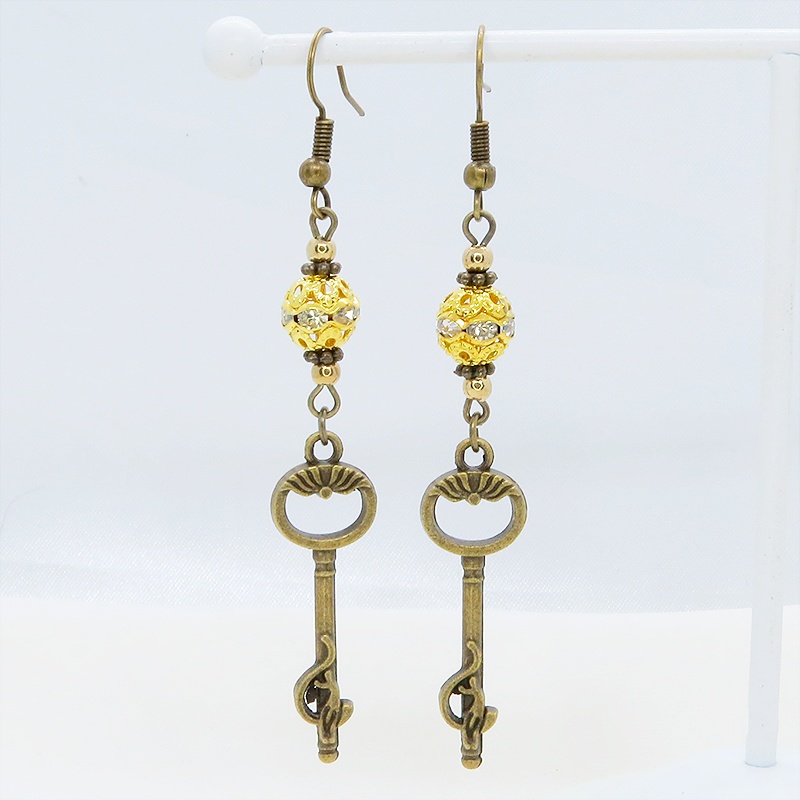 アンティークゴールド 猫が座る鍵モチーフのロングピアス ゴールドメタルビーズ ラインストーン