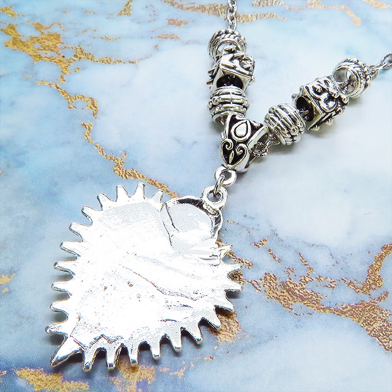 アンティークシルバー ゴシック調クリムゾンレッドのハートモチーフのペンダントネックレス 長さ調整可