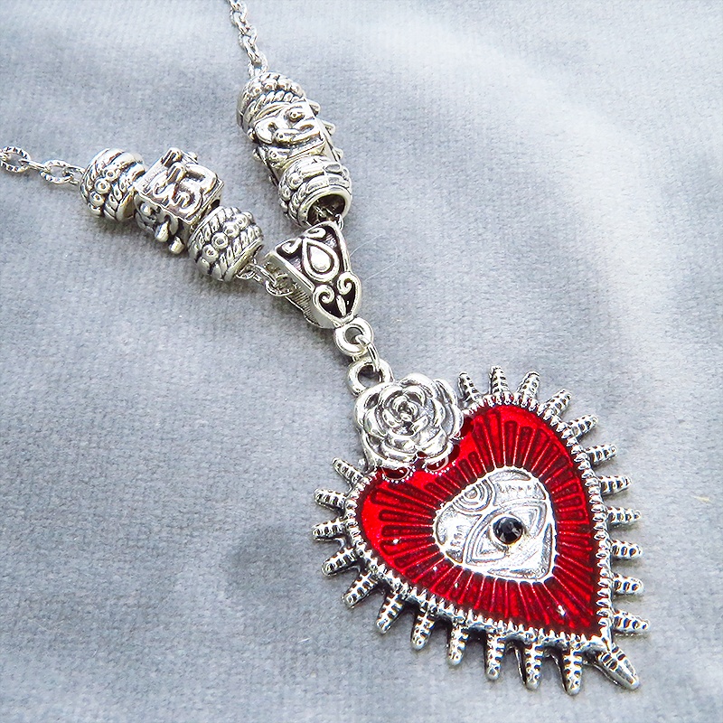 アンティークシルバー ゴシック調クリムゾンレッドのハートモチーフのペンダントネックレス 長さ調整可