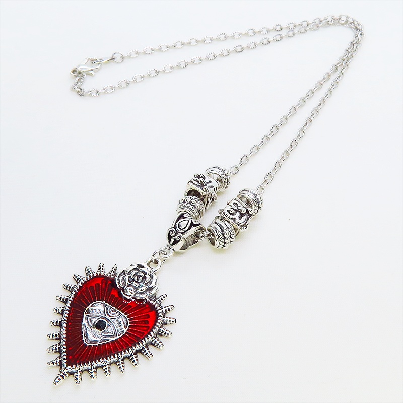 アンティークシルバー ゴシック調クリムゾンレッドのハートモチーフのペンダントネックレス 長さ調整可