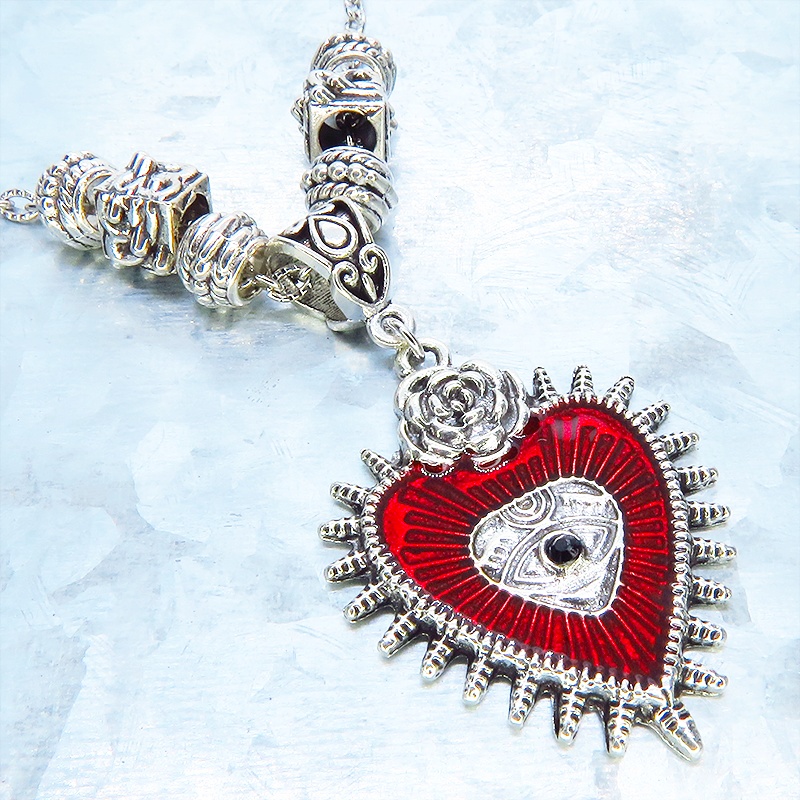 アンティークシルバー ゴシック調クリムゾンレッドのハートモチーフのペンダントネックレス 長さ調整可