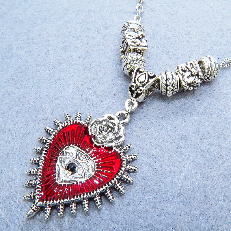 アンティークシルバー ゴシック調クリムゾンレッドのハートモチーフのペンダントネックレス 長さ調整可