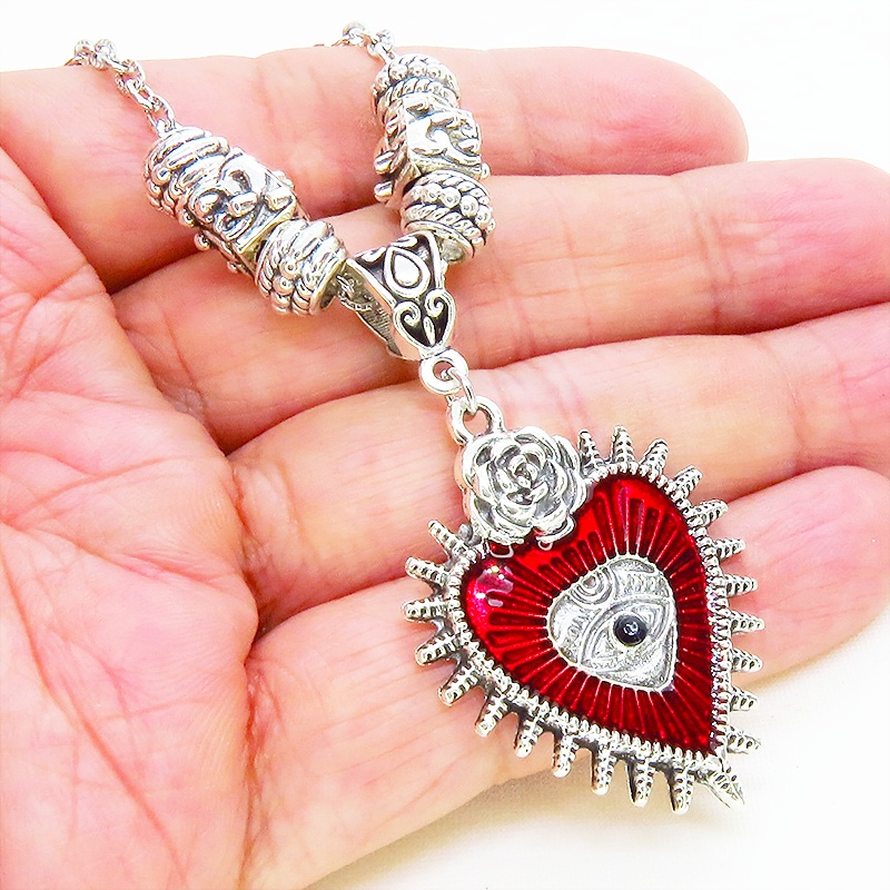 アンティークシルバー ゴシック調クリムゾンレッドのハートモチーフのペンダントネックレス 長さ調整可