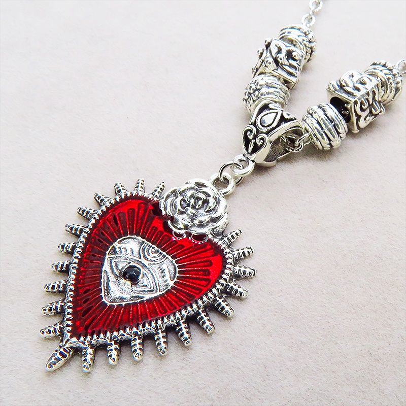 アンティークシルバー ゴシック調クリムゾンレッドのハートモチーフのペンダントネックレス 長さ調整可