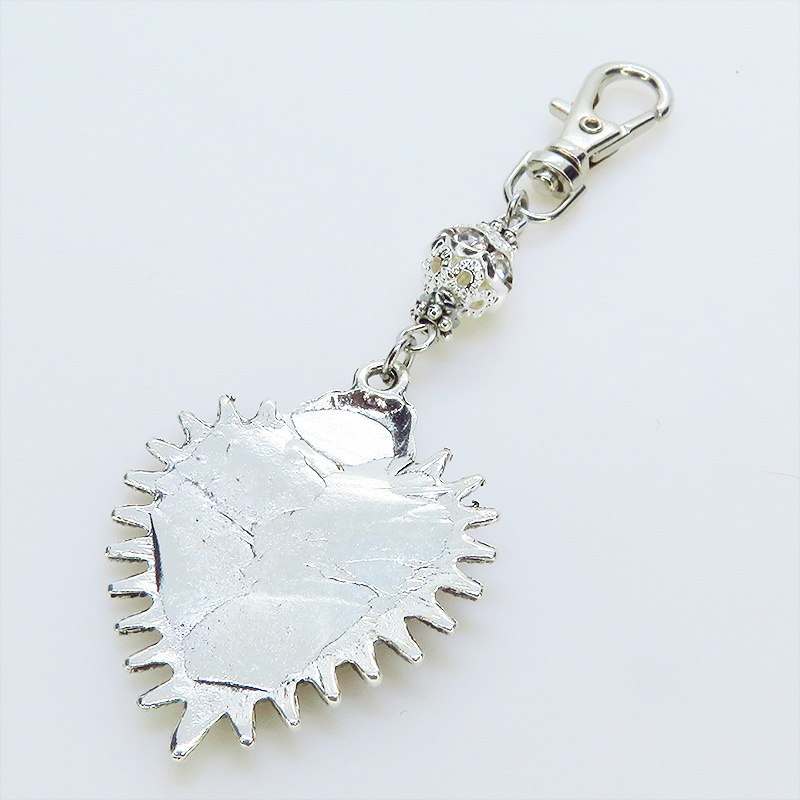 アンティークシルバー ゴシック調クリムゾンレッドのハートモチーフのキーホルダー メタルビーズ 金具変更可