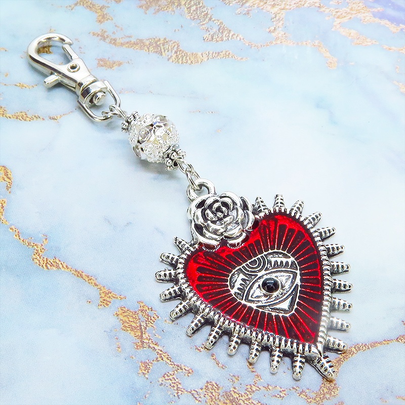 アンティークシルバー ゴシック調クリムゾンレッドのハートモチーフのキーホルダー メタルビーズ 金具変更可