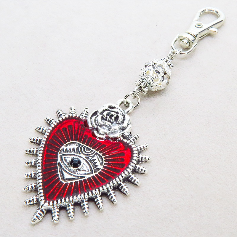 アンティークシルバー ゴシック調クリムゾンレッドのハートモチーフのキーホルダー メタルビーズ 金具変更可