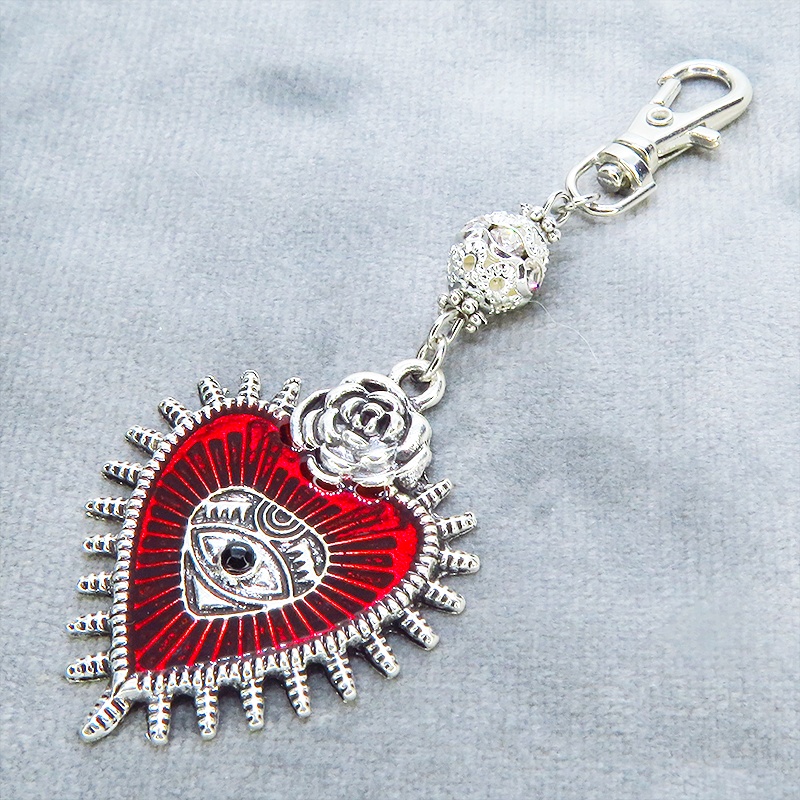 アンティークシルバー ゴシック調クリムゾンレッドのハートモチーフのキーホルダー メタルビーズ 金具変更可