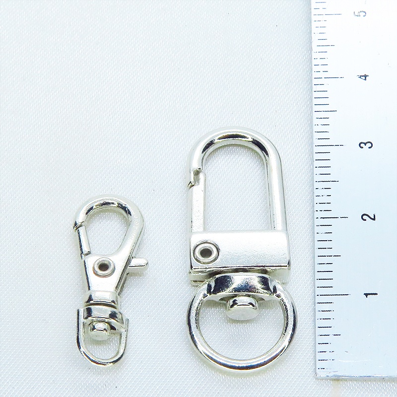 アンティークシルバー ゴシック調クリムゾンレッドのハートモチーフのキーホルダー メタルビーズ 金具変更可