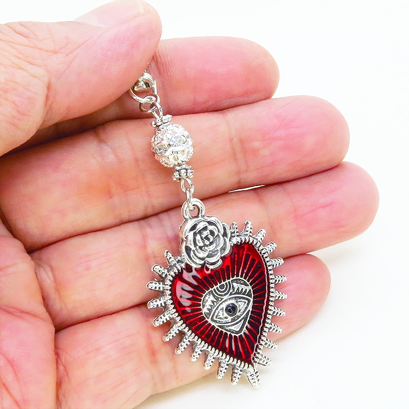 アンティークシルバー ゴシック調クリムゾンレッドのハートモチーフのキーホルダー メタルビーズ 金具変更可