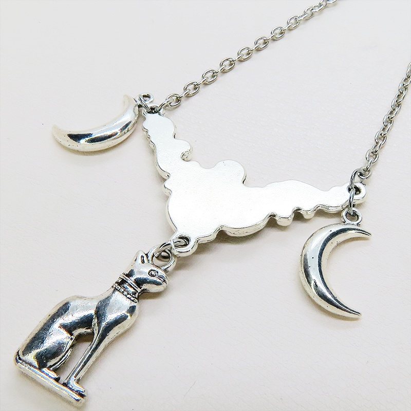 アンティークシルバー 猫の神様バステトチャームと三日月をあわせたペンダントネックレス
