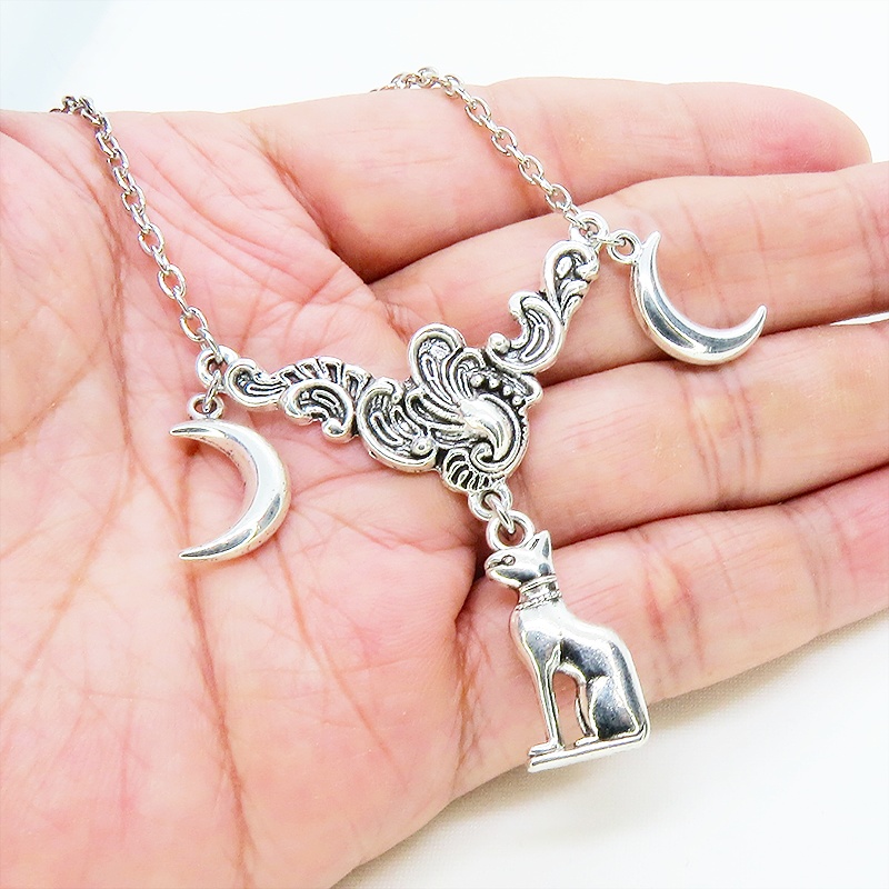 アンティークシルバー 猫の神様バステトチャームと三日月をあわせたペンダントネックレス